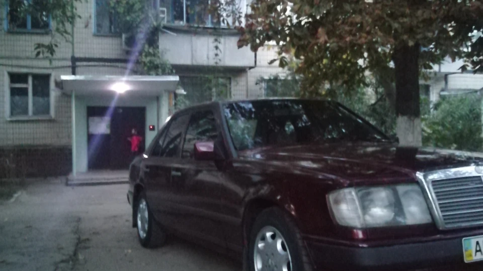 Mercedes-Benz E-Class 2000кг вишні 3