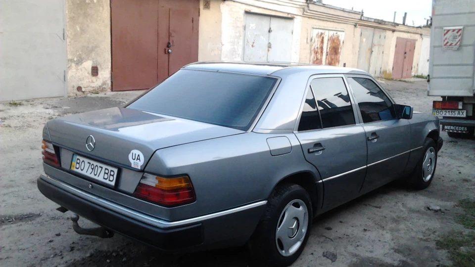 Mercedes-Benz E-Class 200E 2
