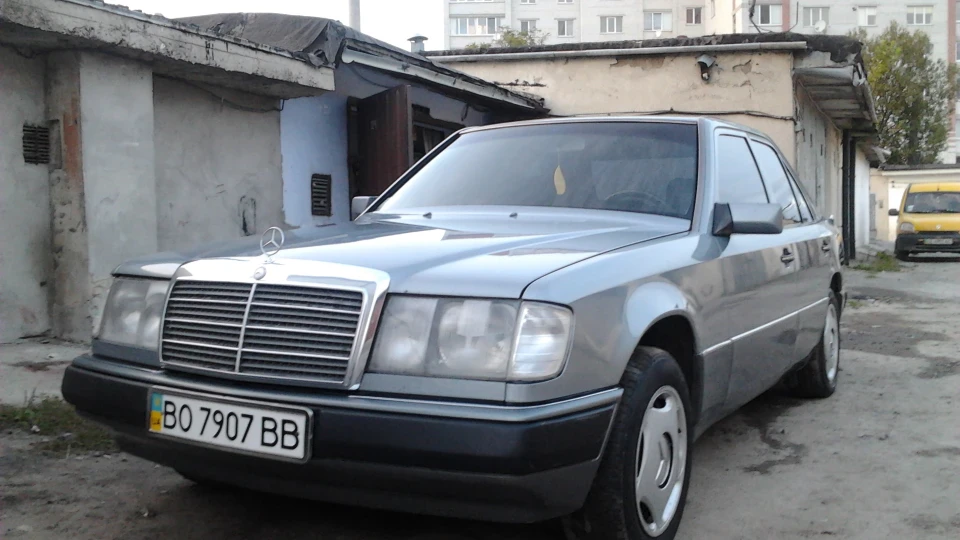 Mercedes-Benz E-Class 200E 3