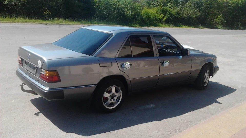Mercedes-Benz E-Class 200E 5