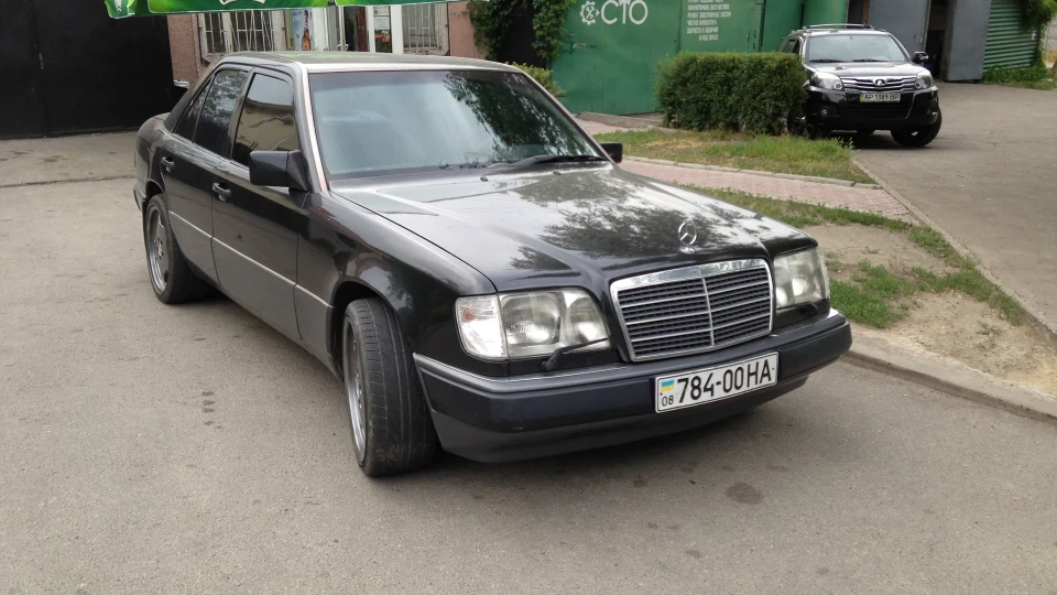 Mercedes-Benz E-Class 220E