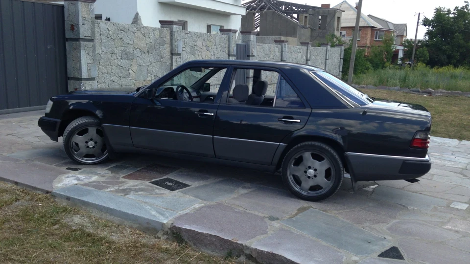 Mercedes-Benz E-Class 220E 2