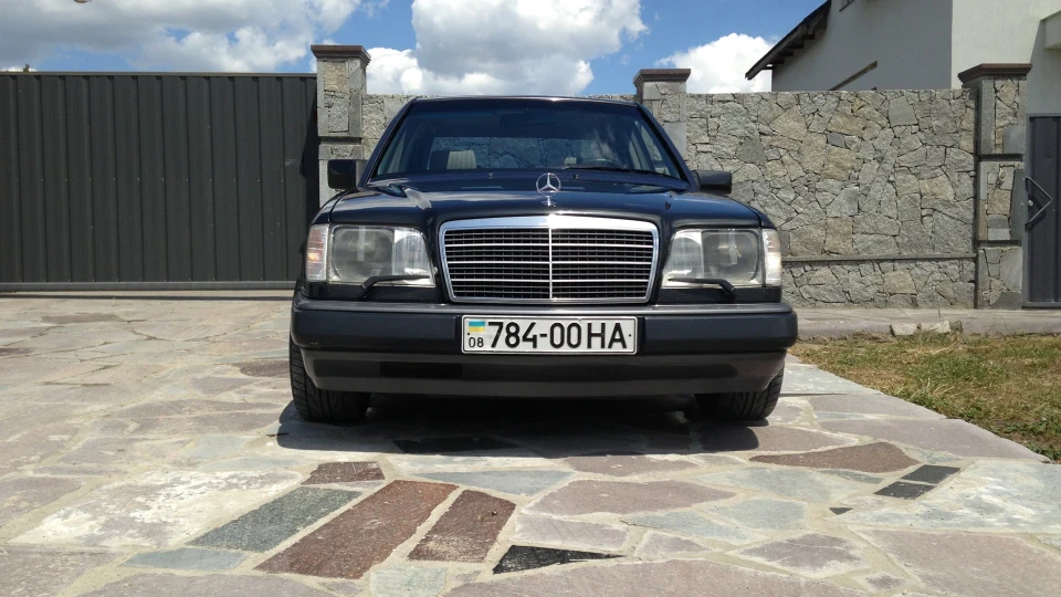 Mercedes-Benz E-Class 220E 3