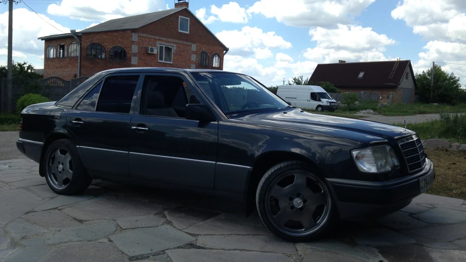 Mercedes-Benz E-Class 220E 5