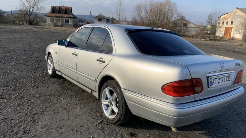 Mercedes-Benz E-Class 2.3 4
