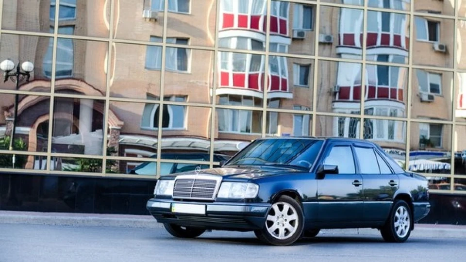 Mercedes-Benz E-Class 230e 5