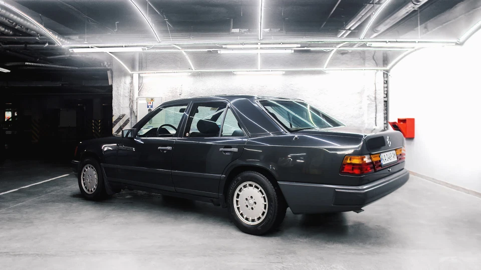 Mercedes-Benz E-Class 230E