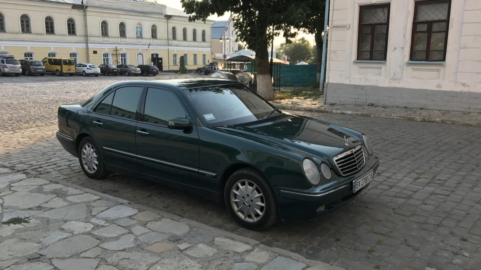 Mercedes-Benz E-Class 240 Elegance 4