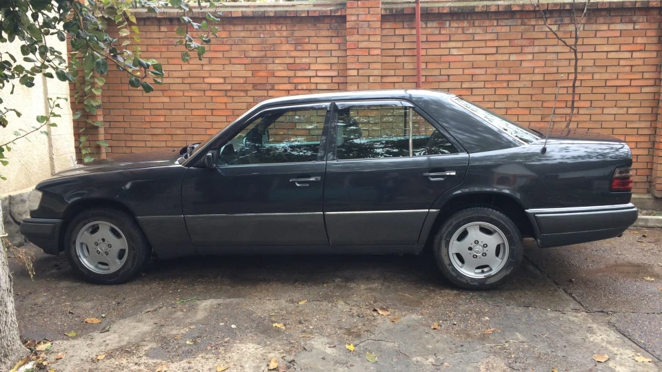 Mercedes-Benz E-Class 2.5 турбо 2