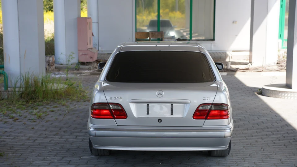 Mercedes-Benz E-Class 2.7 Лупарік