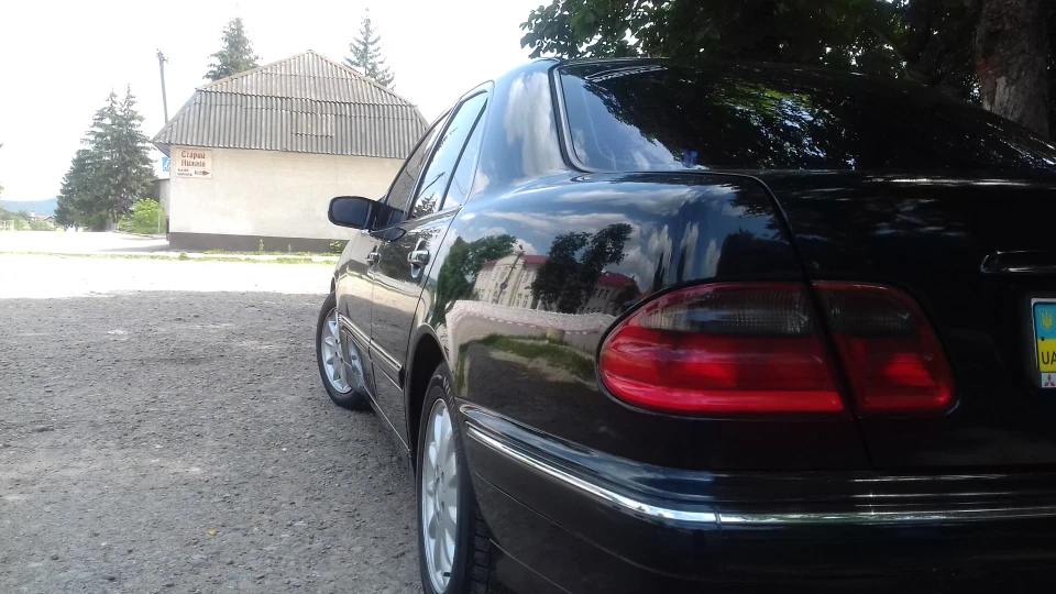 Mercedes-Benz E-Class 2.7CDI 3