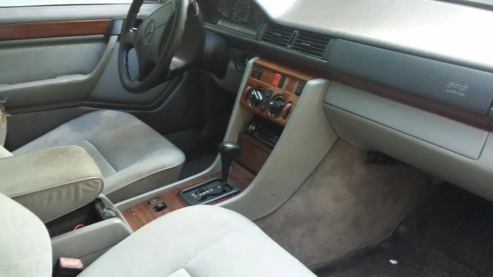 Mercedes-Benz E-Class 2.8 Dark Blue Legend 4