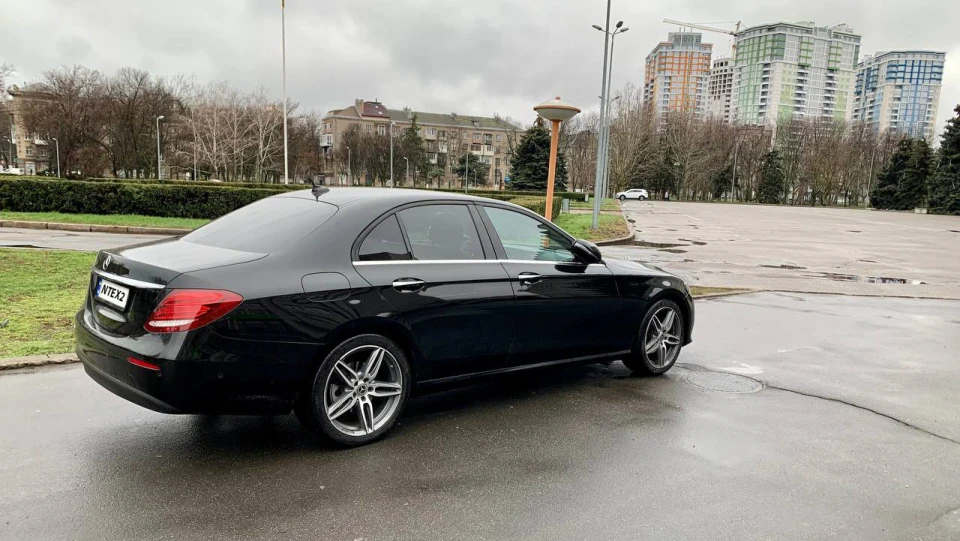 Mercedes-Benz E-Class 2L Turbo Blackster 3
