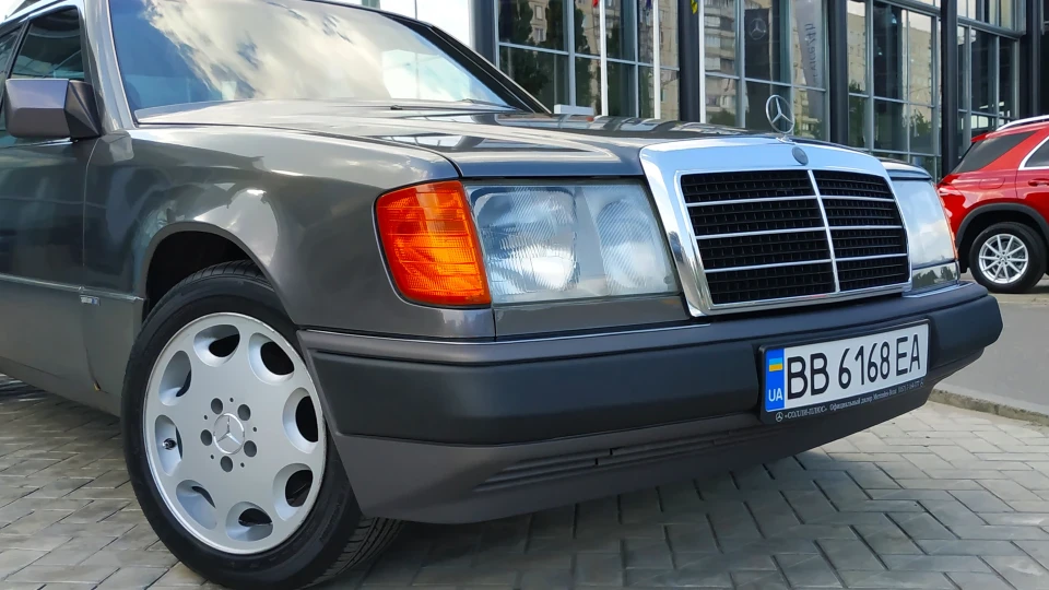 Mercedes-Benz E-Class 300D 3