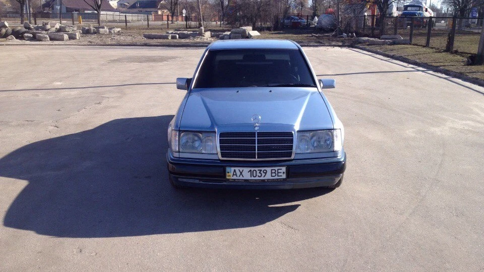 Mercedes-Benz E-Class 300E Perlblau