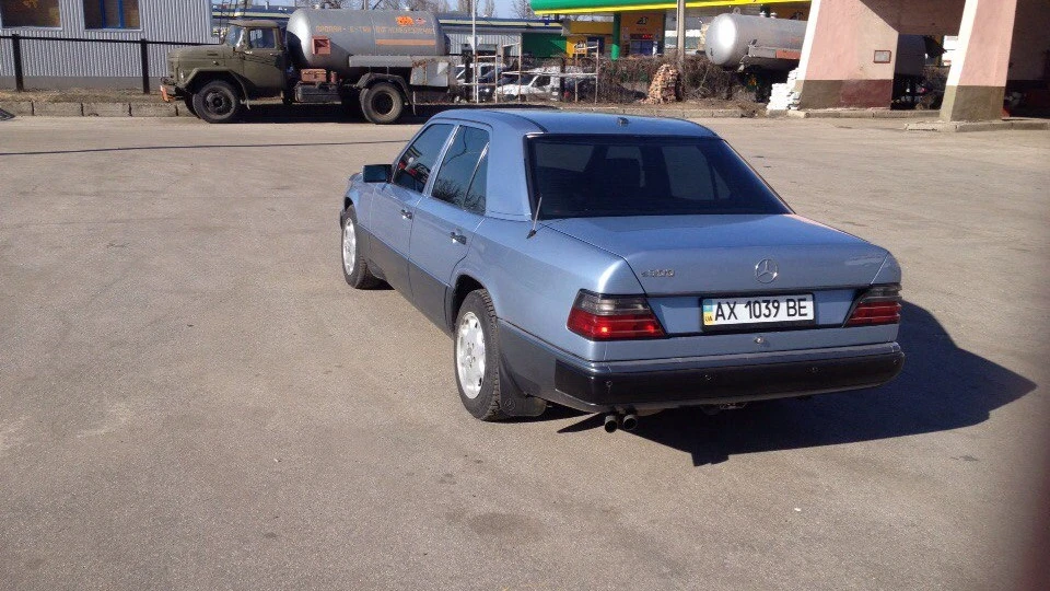 Mercedes-Benz E-Class 300E Perlblau 2