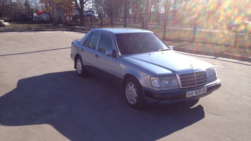 Mercedes-Benz E-Class 300E Perlblau 3