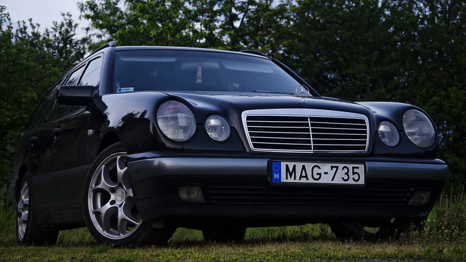 Mercedes-Benz E-Class 300T diesel power 3