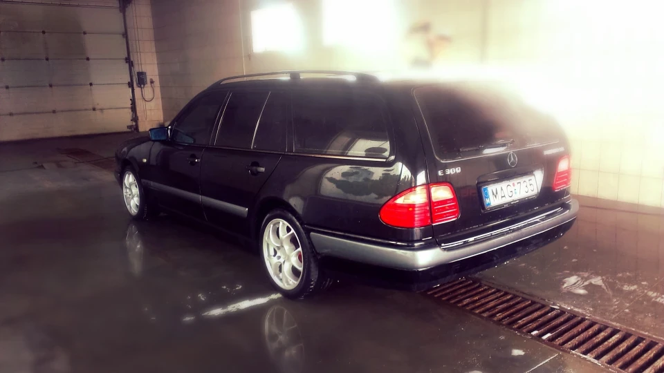 Mercedes-Benz E-Class 300T diesel power 4