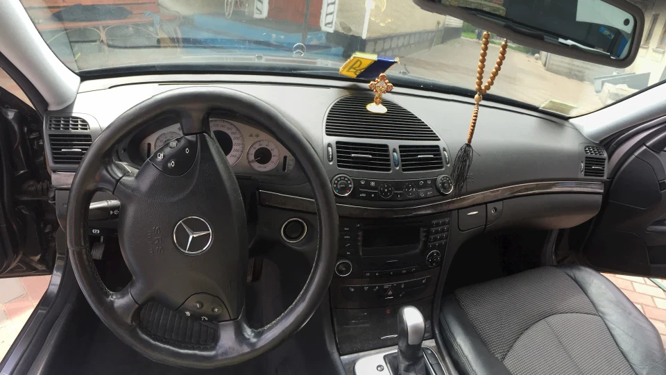 Mercedes-Benz E-Class 3.2 мокрий асфальт 2