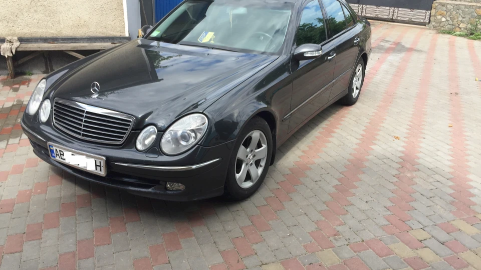 Mercedes-Benz E-Class 3.2 мокрий асфальт 3