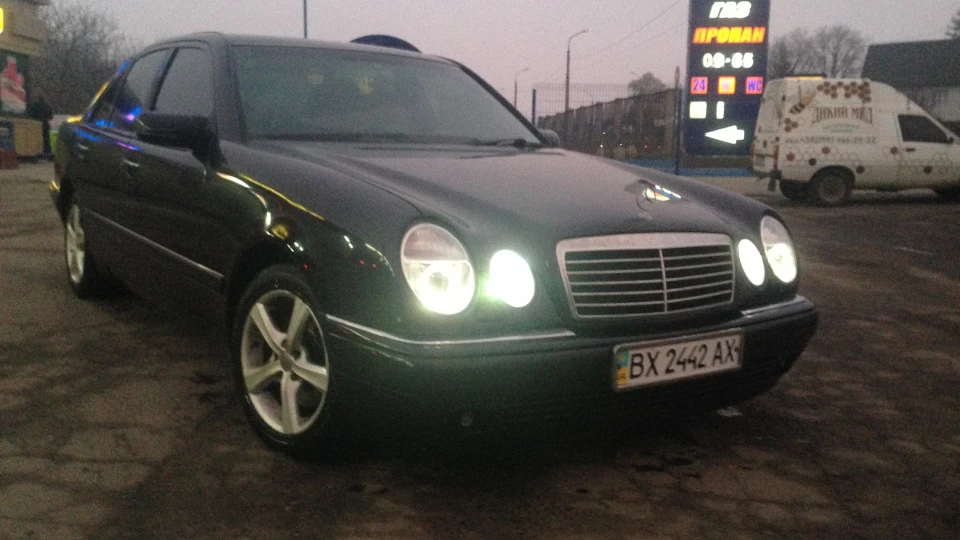 Mercedes-Benz E-Class 3.2 3