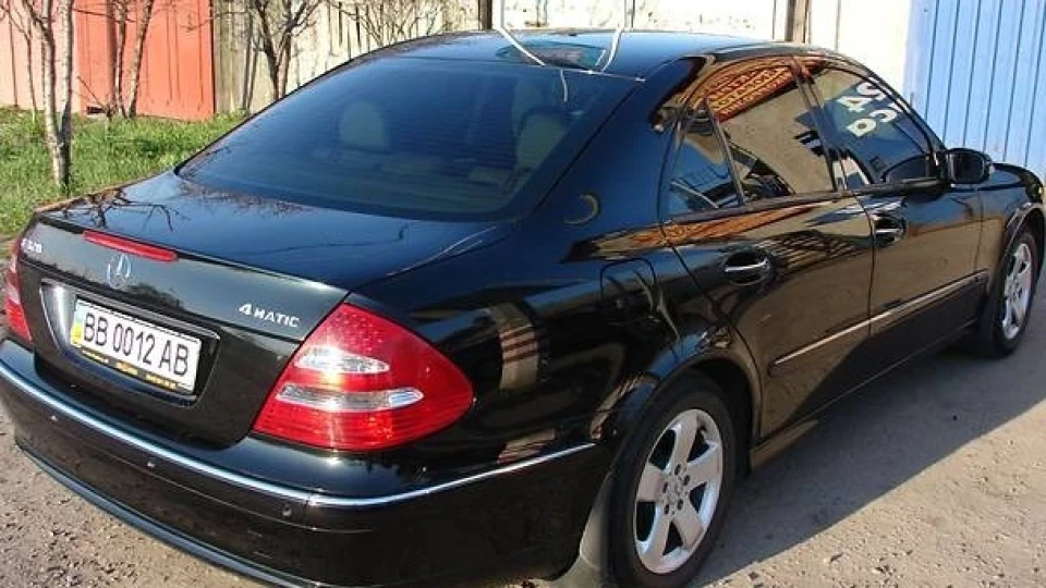 Mercedes-Benz E-Class 320 4 matik 2