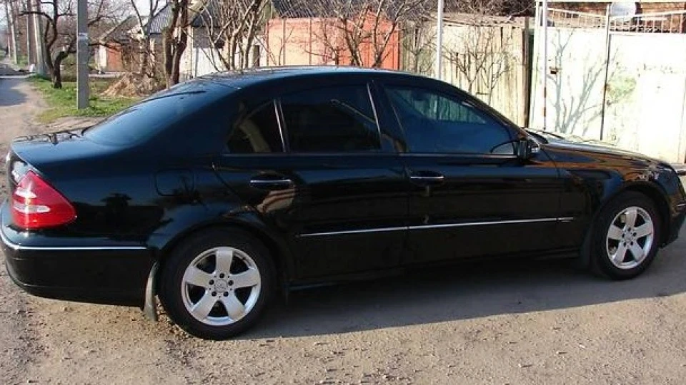 Mercedes-Benz E-Class 320 4 matik 3