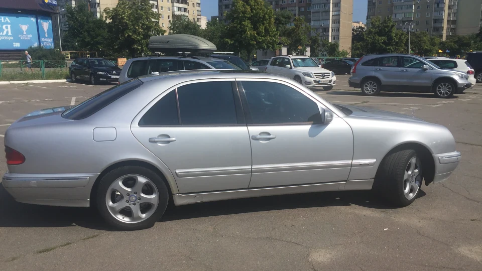 Mercedes-Benz E-Class 4 matic 2