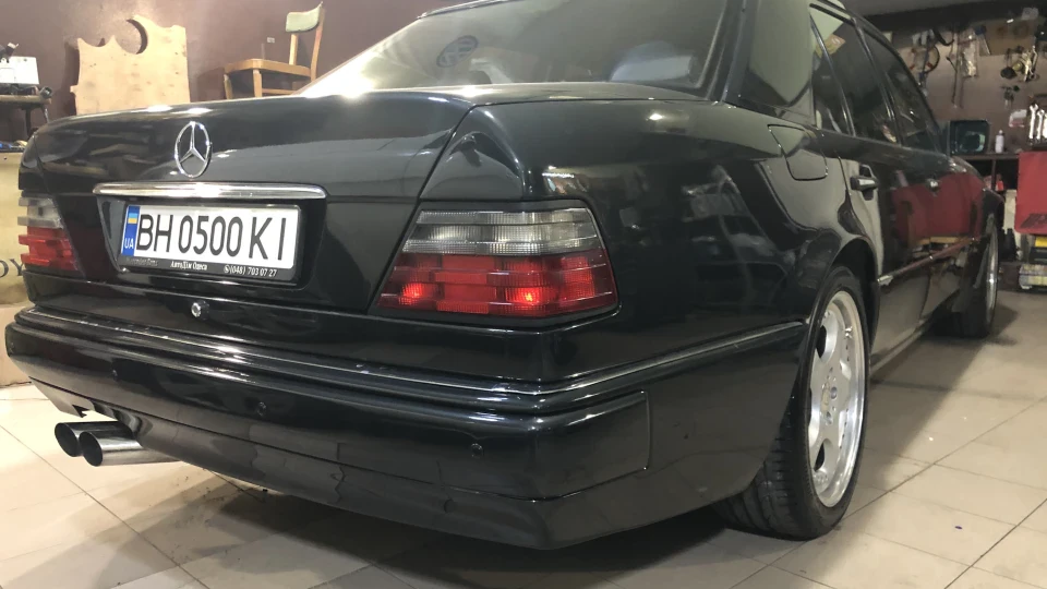 Mercedes-Benz E-Class 500E 2