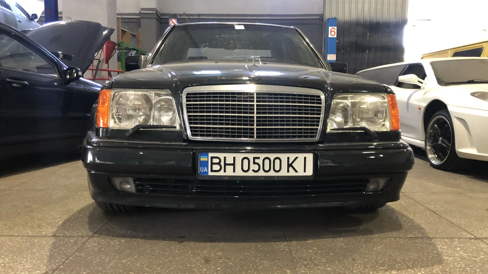 Mercedes-Benz E-Class 500E 3