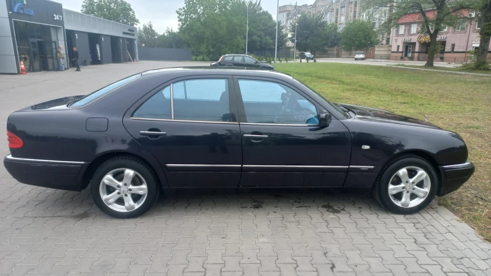 Mercedes-Benz E-Class Avantgarde 2