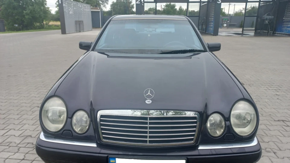 Mercedes-Benz E-Class Avantgarde 3