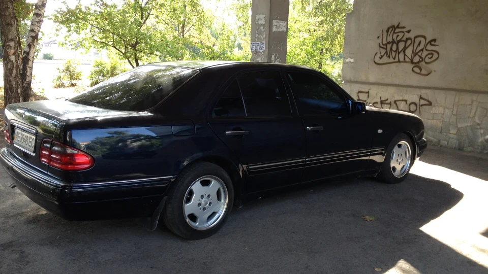 Mercedes-Benz E-Class Avantgarde 5