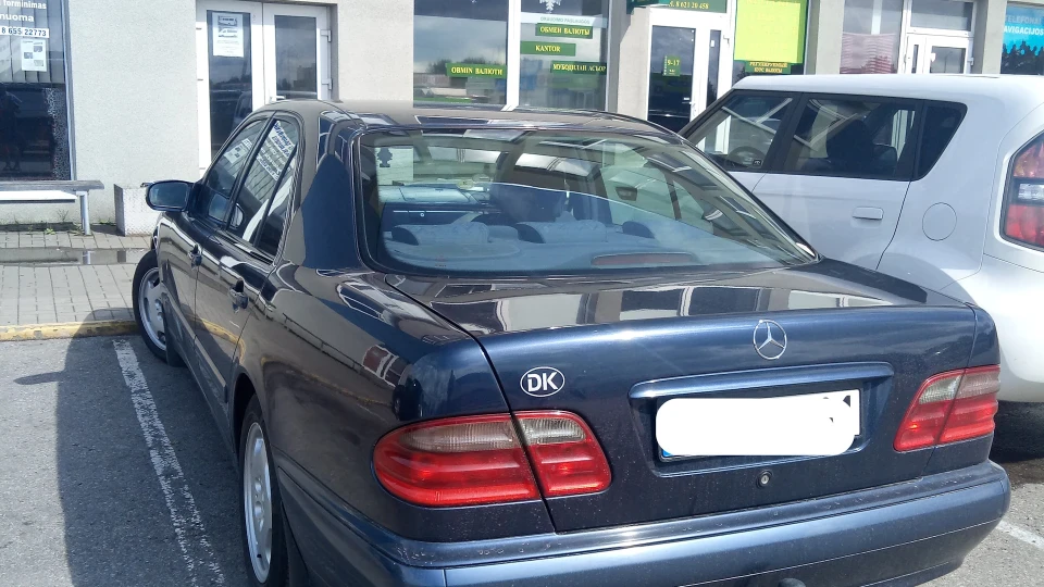 Mercedes-Benz E-Class Azurite Blau 3