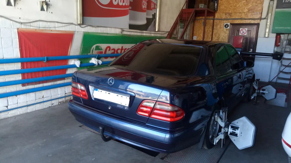 Mercedes-Benz E-Class Azurite Blau 4
