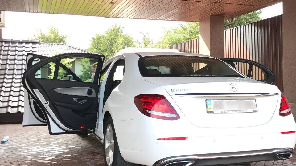 Mercedes-Benz E-Class Білий елегант