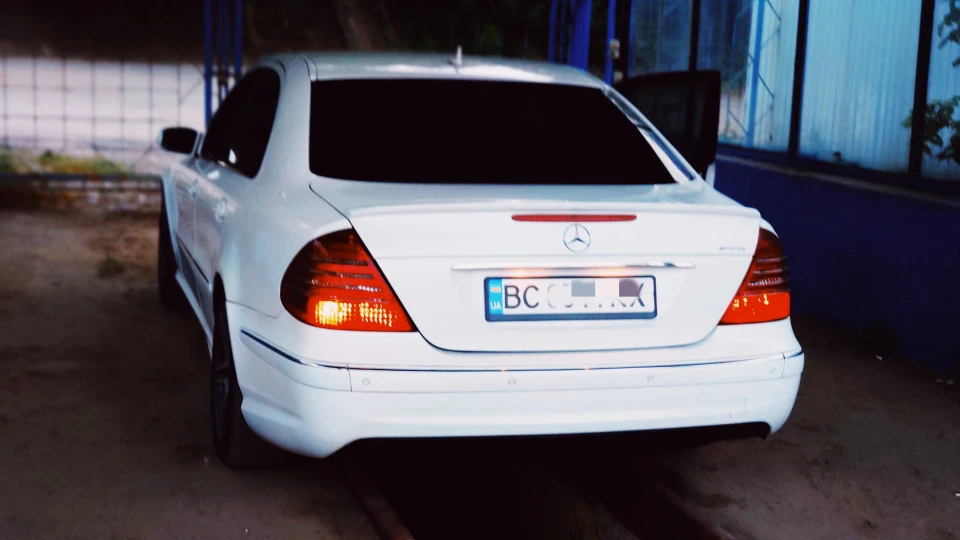 Mercedes-Benz E-Class Білий перламутр 2.2 CDI