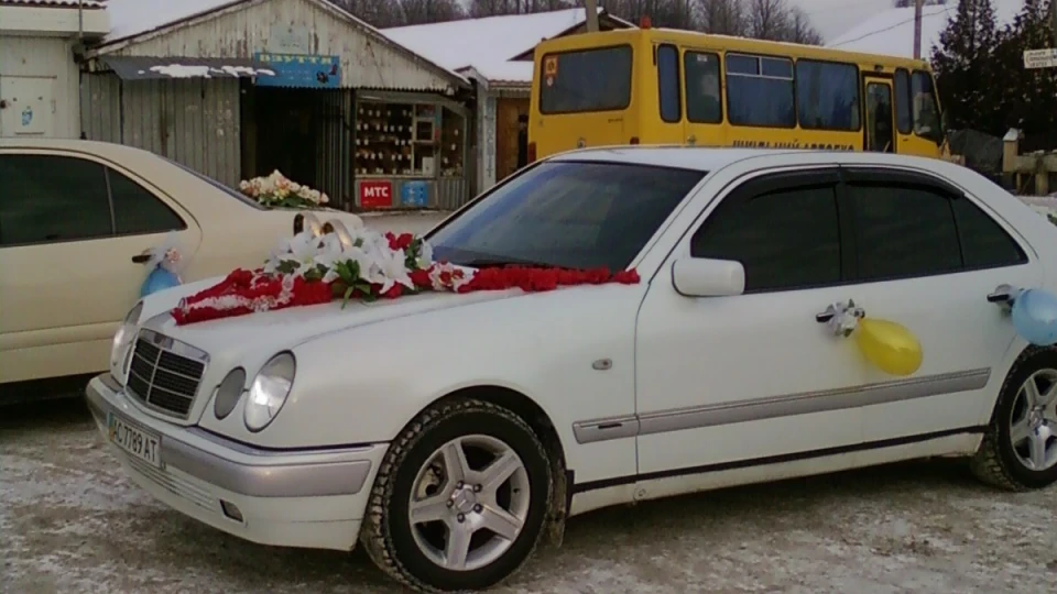 Mercedes-Benz E-Class БІЛИЙ ПЕРЛАМУТР