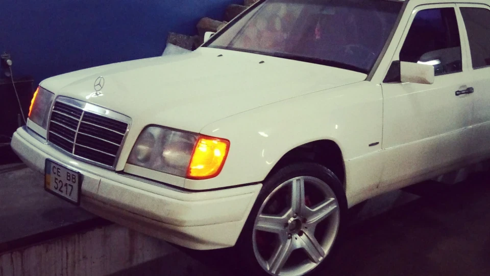 Mercedes-Benz E-Class **БІЛИЙ** 3