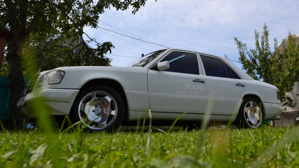 Mercedes-Benz E-Class **БІЛИЙ** 4