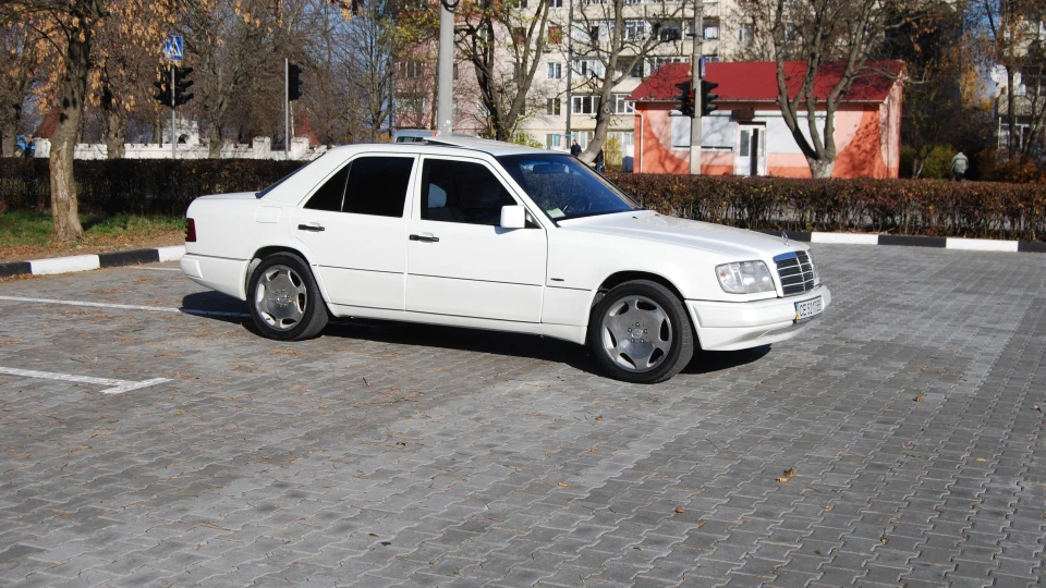 Mercedes-Benz E-Class **БІЛИЙ** 5
