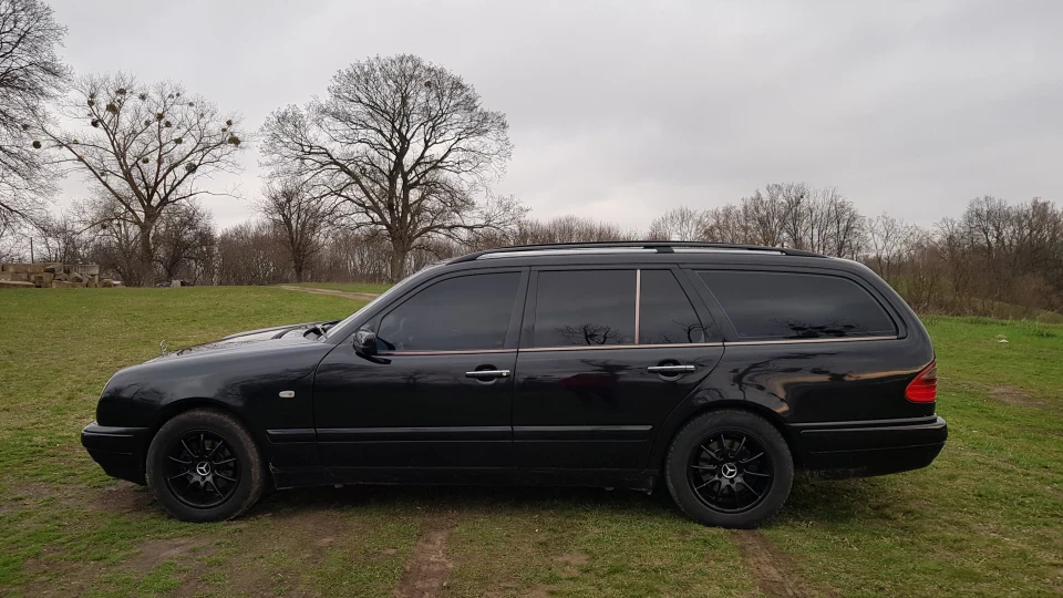 Mercedes-Benz E-Class Black Edition 4