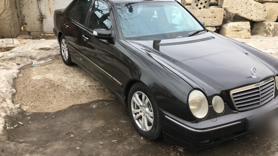 Mercedes-Benz E-Class Black King 3