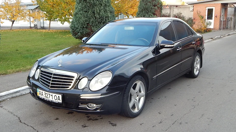 Mercedes-Benz E-Class "Black on Black" 2