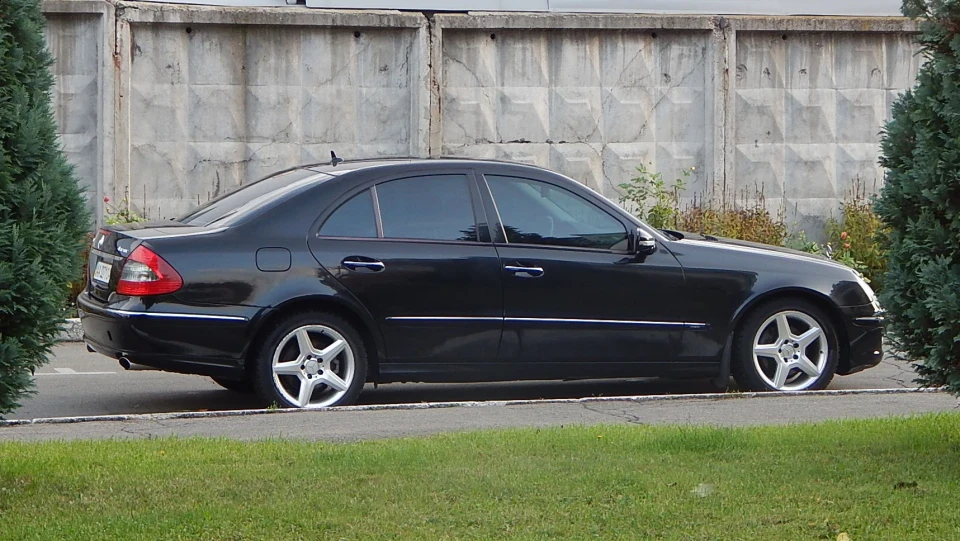 Mercedes-Benz E-Class "Black on Black" 3