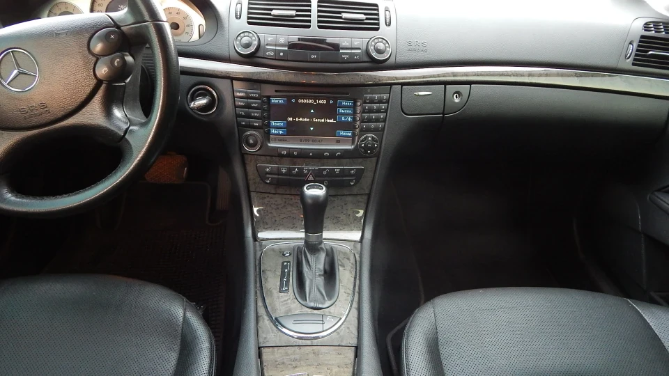 Mercedes-Benz E-Class "Black on Black" 4