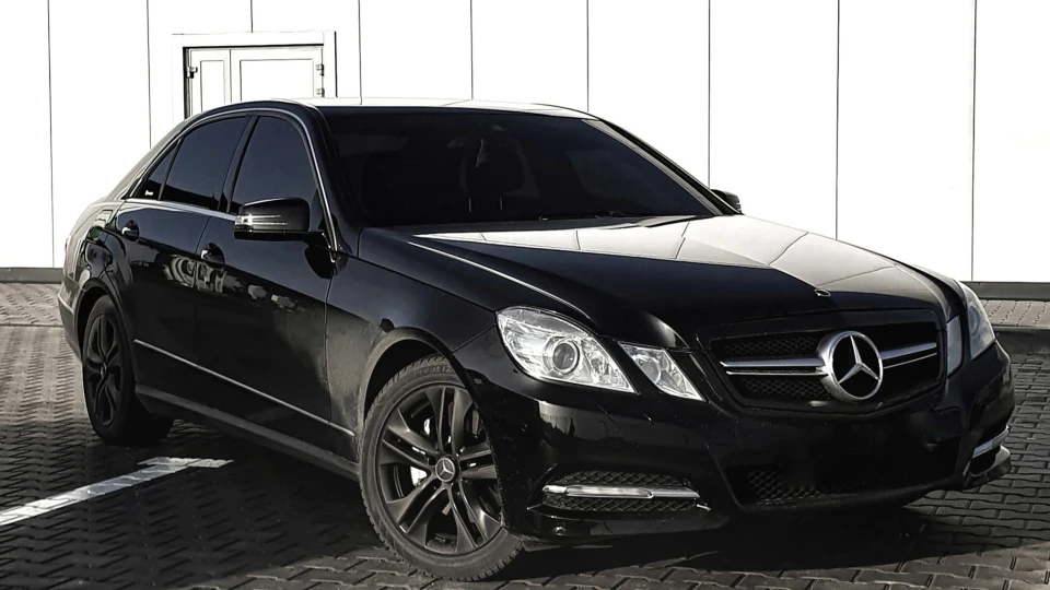 Mercedes-Benz E-Class black Student