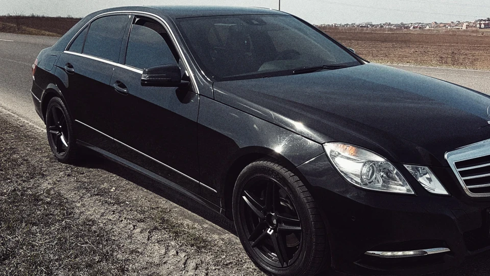 Mercedes-Benz E-Class black Student 3