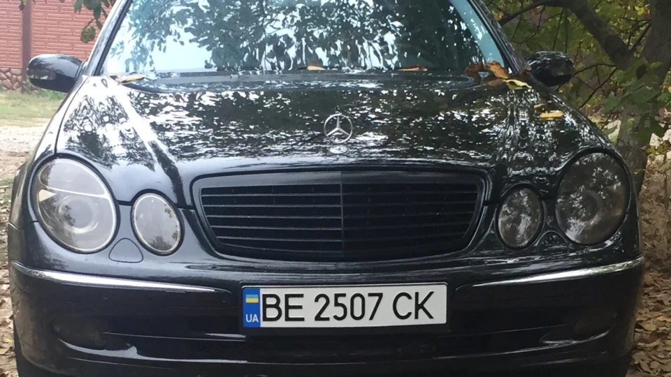 Mercedes-Benz E-Class BlackW211 3